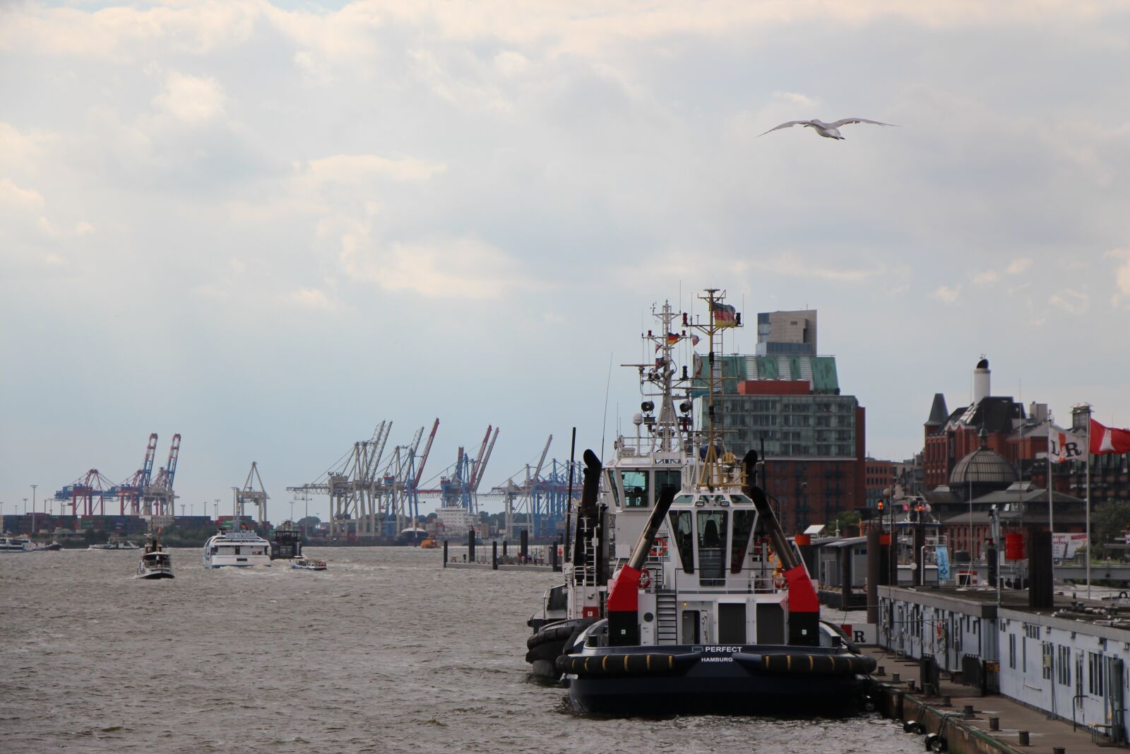 Canon EOS 650D (EOS Rebel T4i / EOS Kiss X6i) sample photo. Landungsbrücken, hamburg, port photography