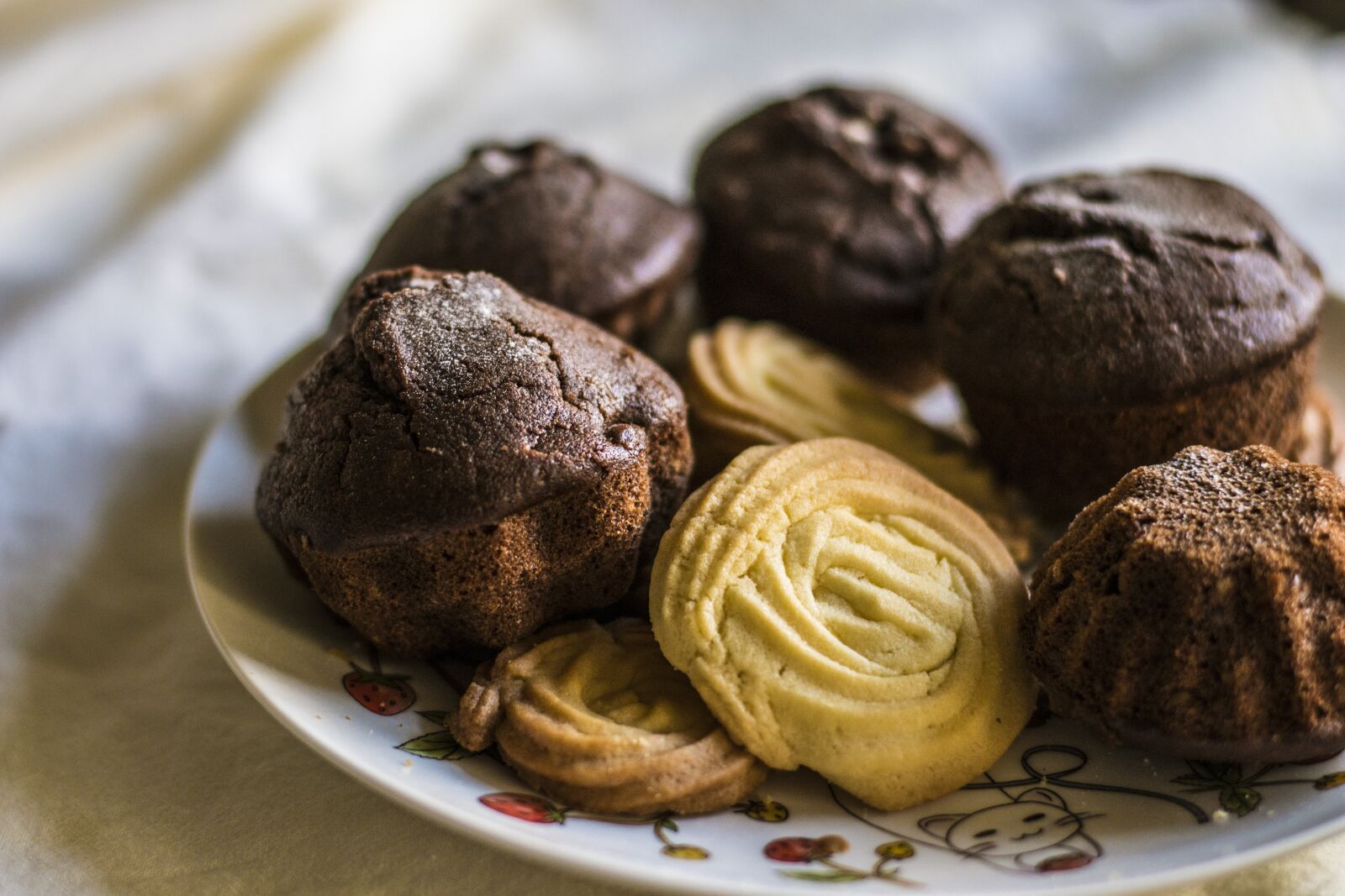 Canon EOS 80D + Canon EF 50mm F1.4 USM sample photo. Chocolate, delicious, food photography