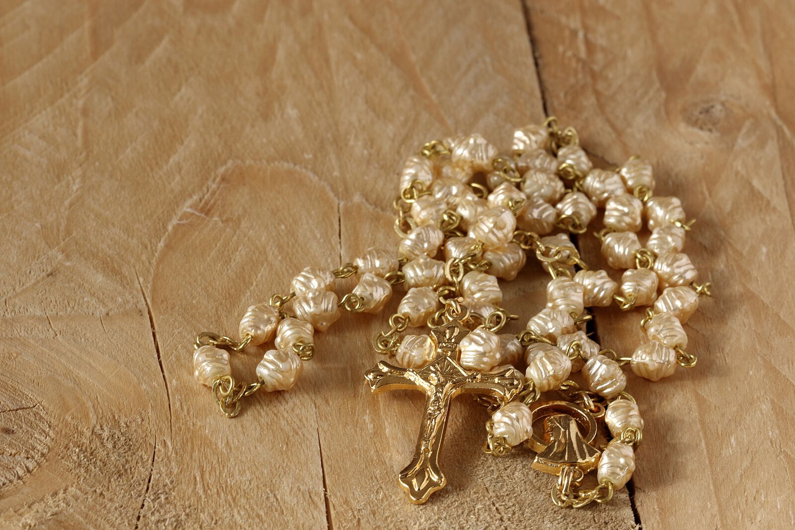 Canon EOS 7D Mark II sample photo. The rosary, beads, cross photography