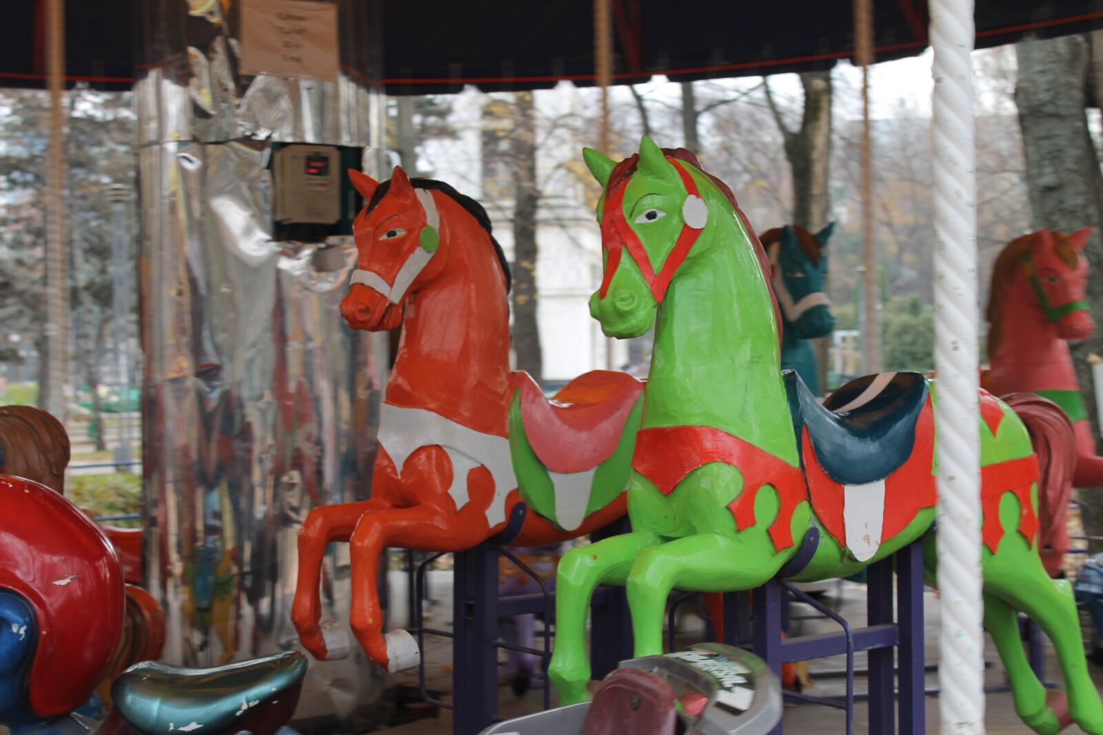 Canon EOS 1100D (EOS Rebel T3 / EOS Kiss X50) sample photo. Horse, merry-go-roud, retro photography
