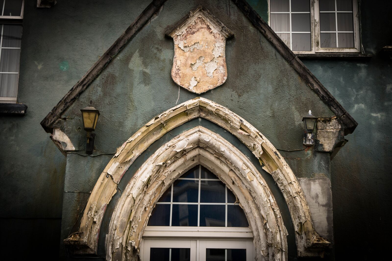 Sony a6500 + Sony Vario-Tessar T* E 16-70mm F4 ZA OSS sample photo. Church, window, church window photography