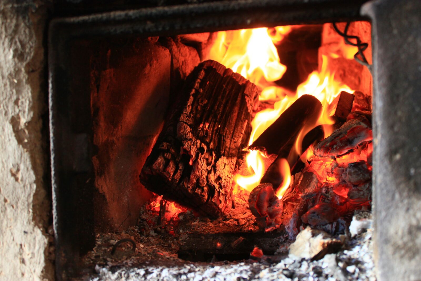 Canon EOS 500D (EOS Rebel T1i / EOS Kiss X3) sample photo. Oven, koster, ash photography