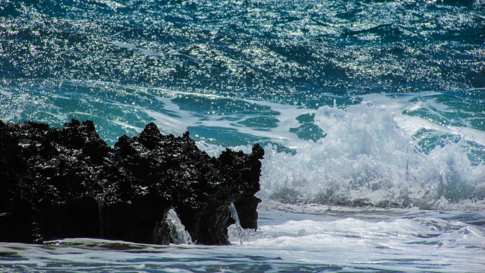 Canon PowerShot SX400 IS sample photo. Wave, smashing, foam photography