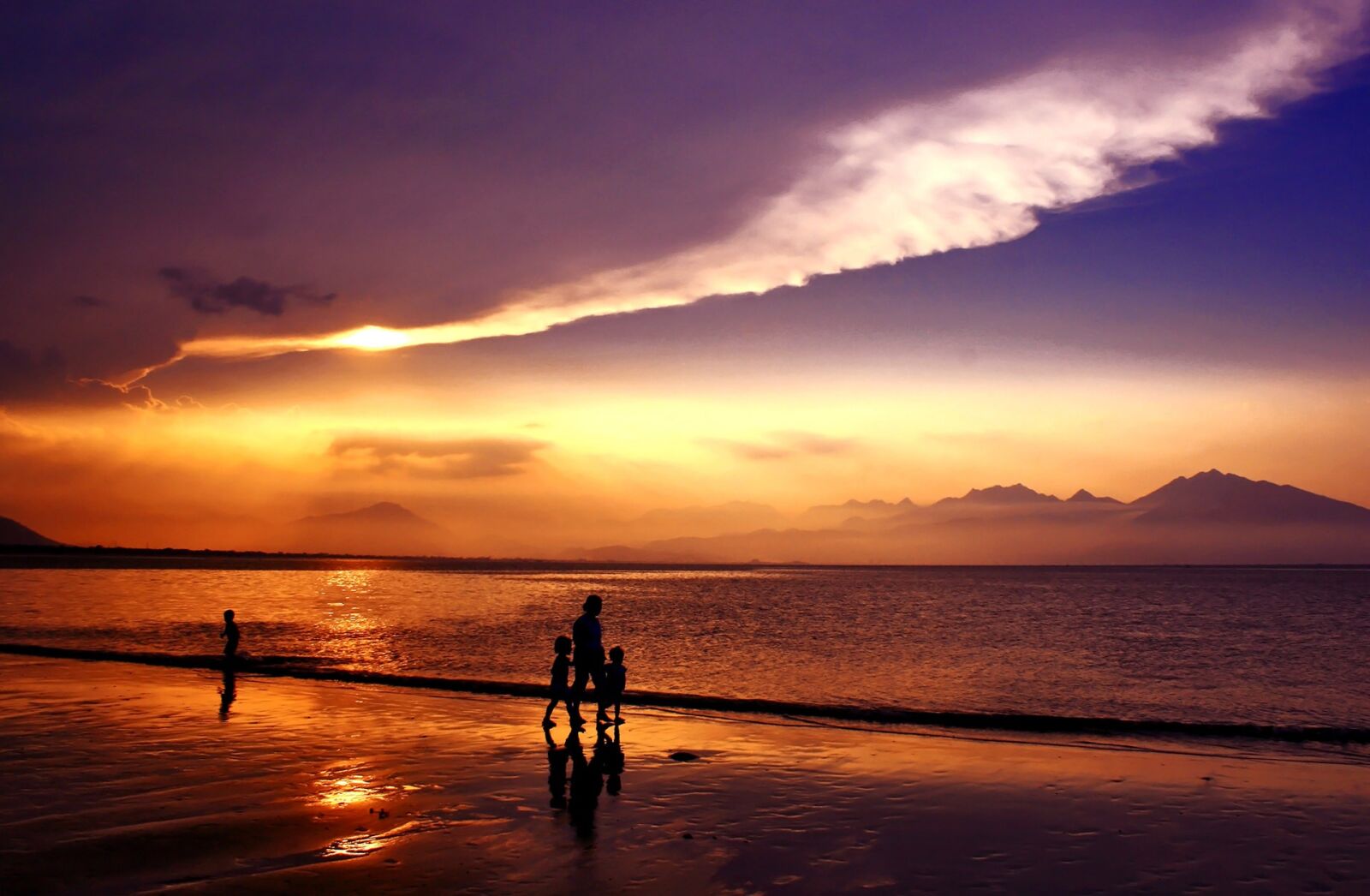 Canon EOS 400D (EOS Digital Rebel XTi / EOS Kiss Digital X) sample photo. Sunset, beach, royalty, free photography