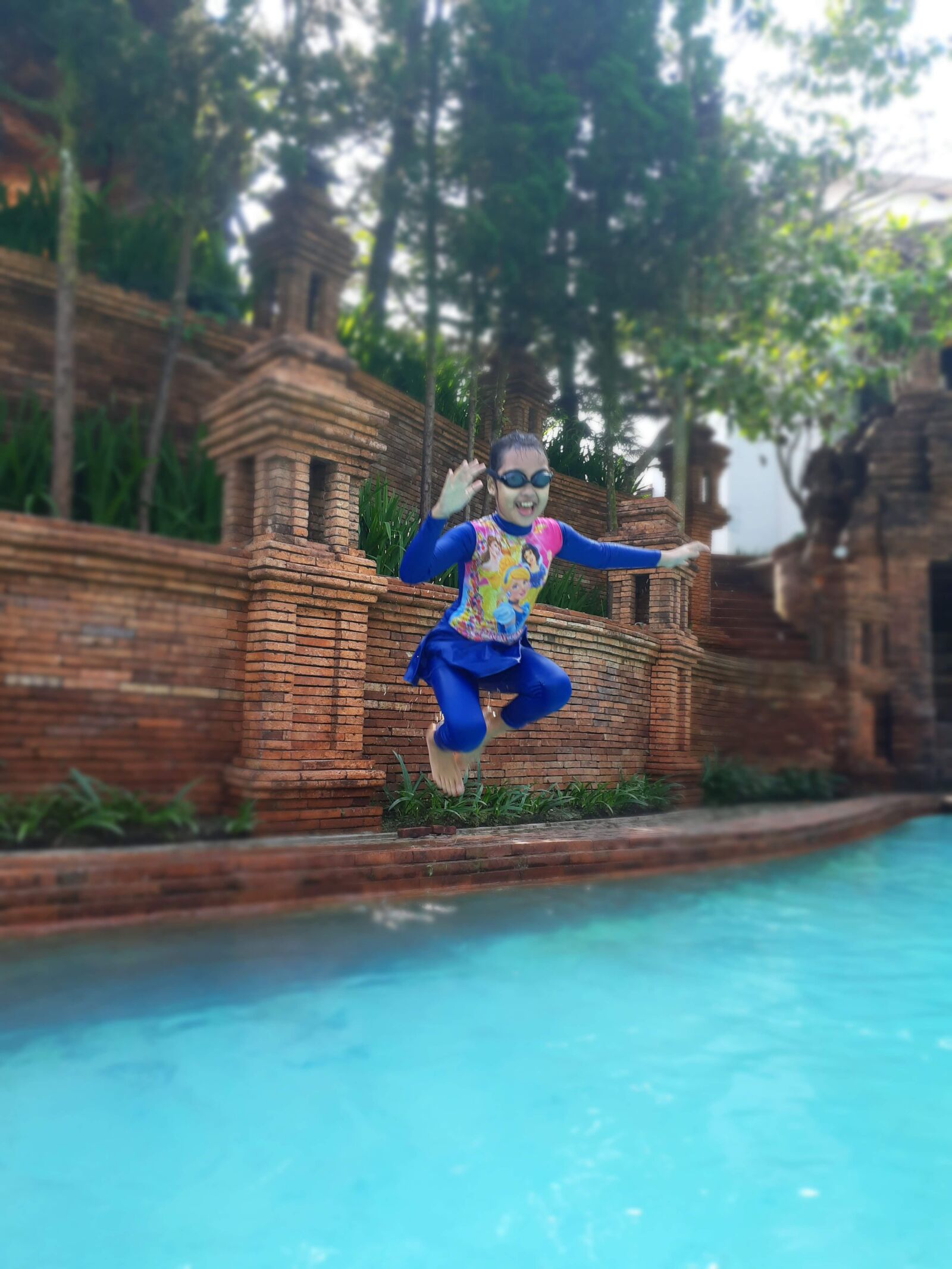 Samsung Galaxy A8(2018) sample photo. Jump, fly, water photography