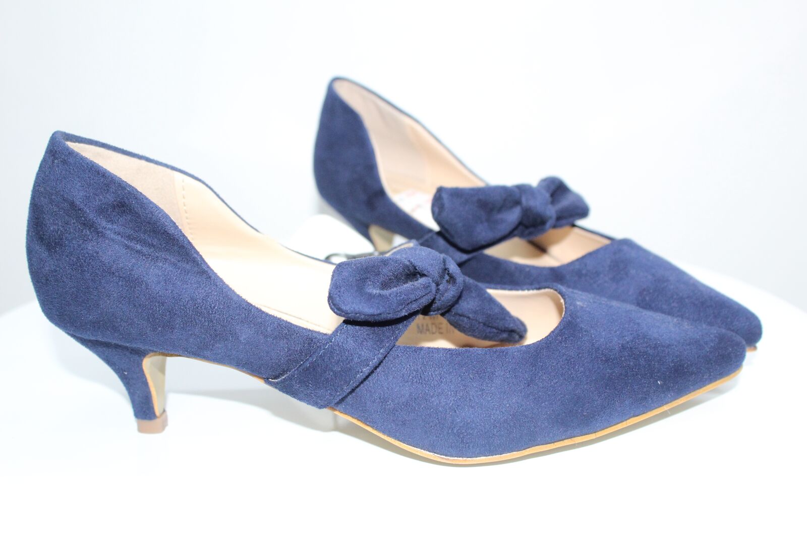 Canon EOS 4000D (EOS Rebel T100 / EOS 3000D) sample photo. Shoes, ladies shoes, footwear photography