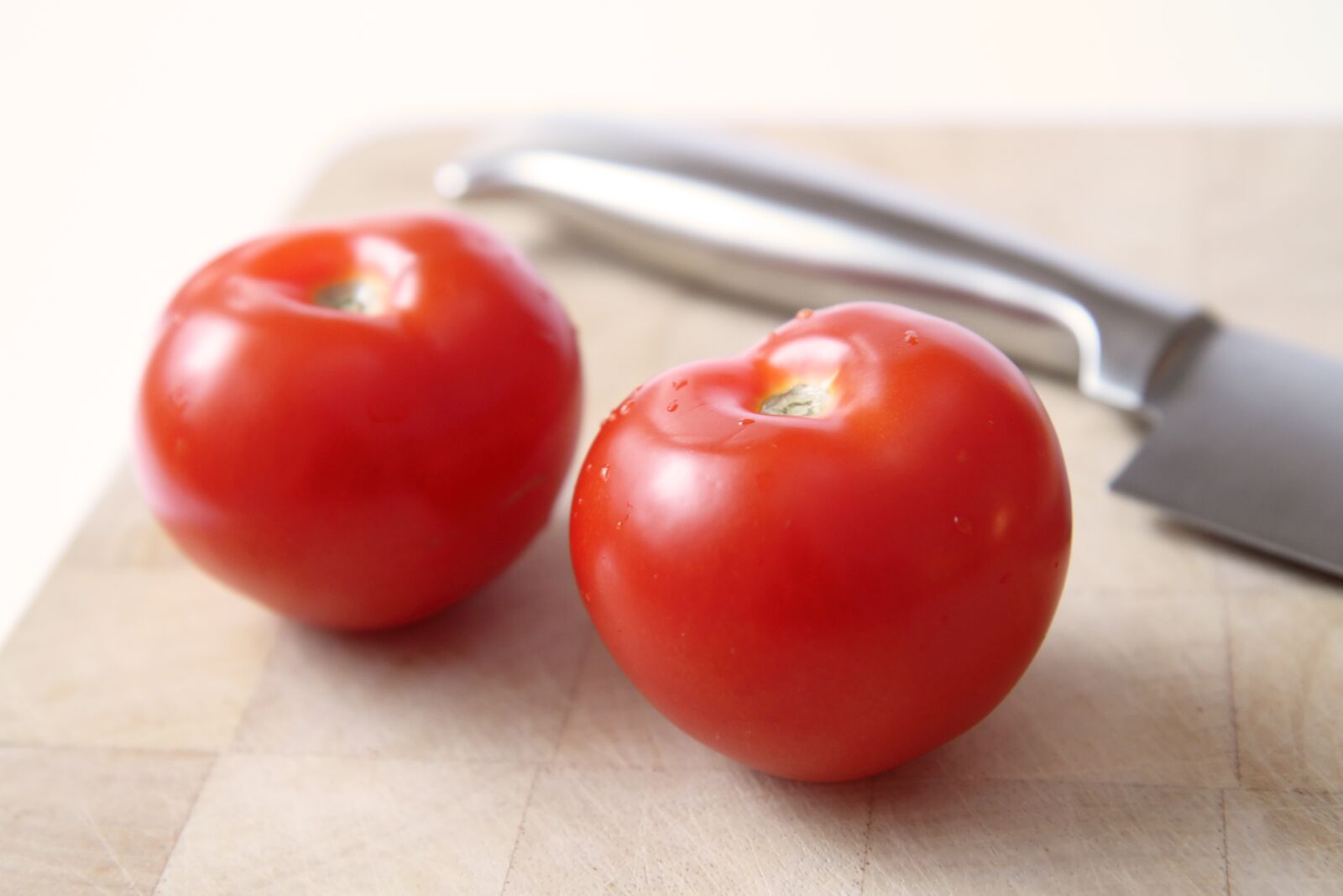 Canon EOS 7D sample photo. Tomato, knife, cooking photography