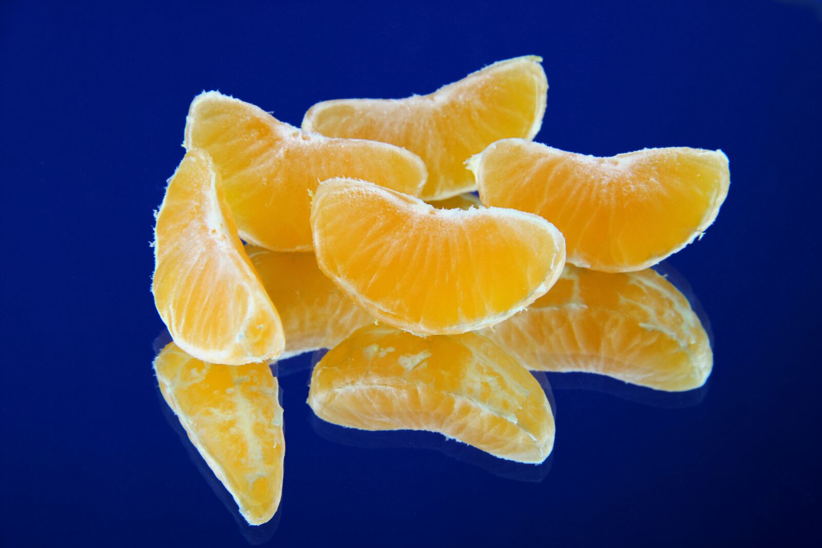 Canon EOS 600D (Rebel EOS T3i / EOS Kiss X5) sample photo. Orange, yellow, mirroring photography