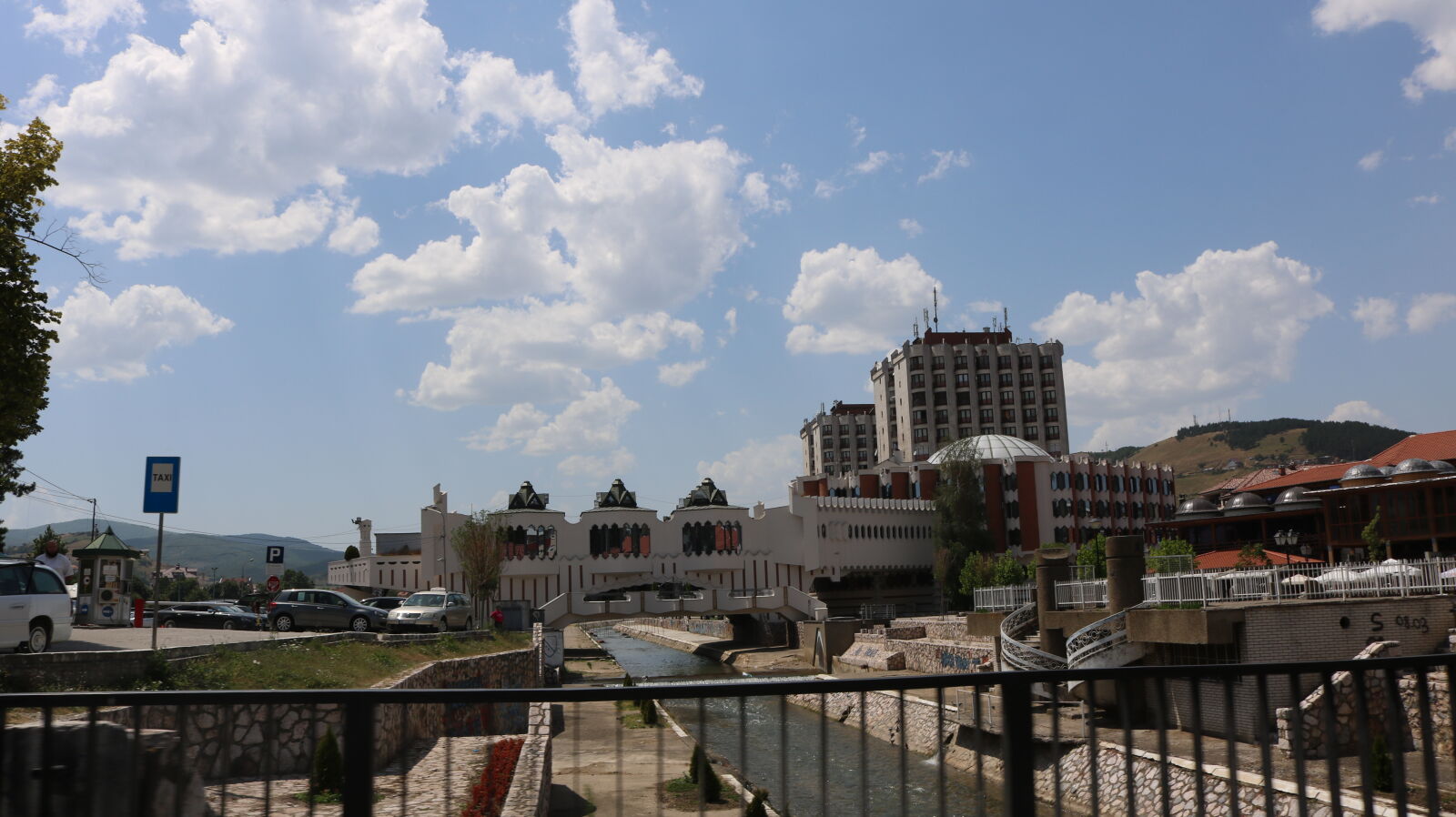 Canon EOS 750D (EOS Rebel T6i / EOS Kiss X8i) sample photo. Beautiful, bright, buildings, city photography