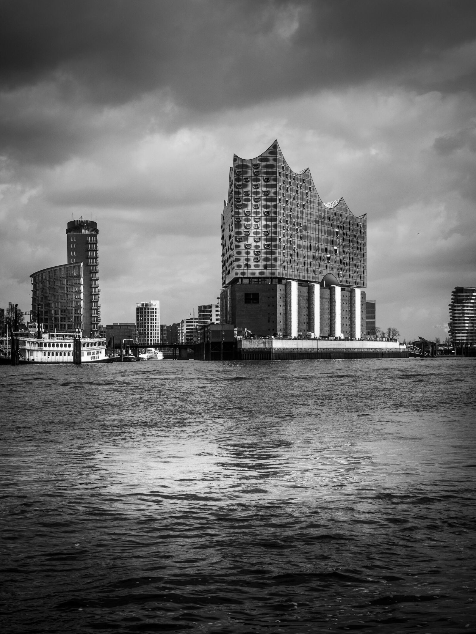 Olympus OM-D E-M1 + Olympus M.Zuiko Digital ED 12-40mm F2.8 Pro sample photo. Hamburg, city, big city photography