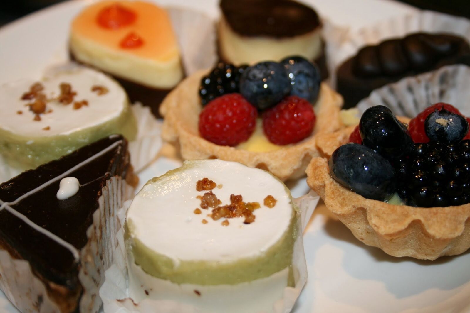 Canon EOS 400D (EOS Digital Rebel XTi / EOS Kiss Digital X) sample photo. Dessert, desserts, pastries photography