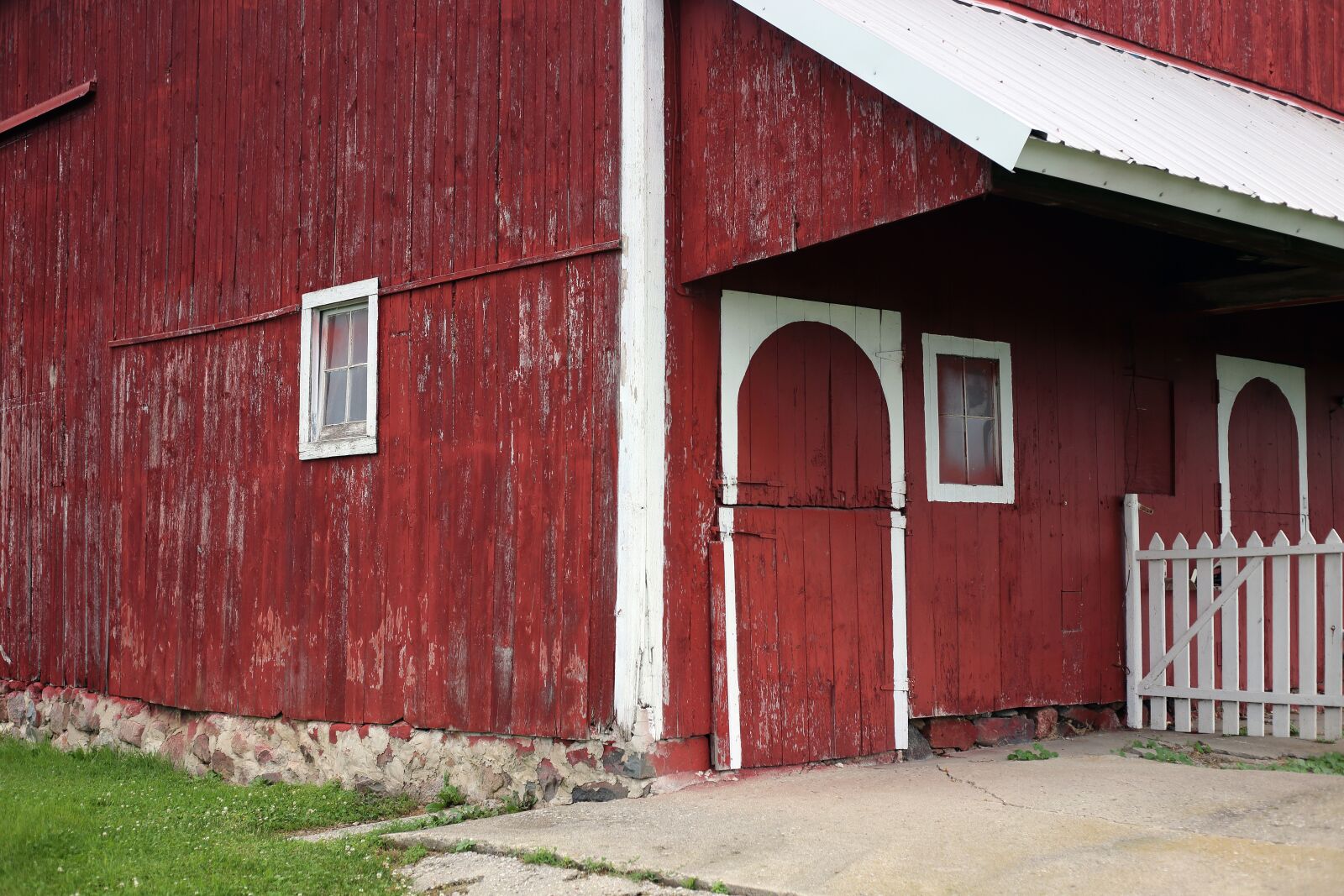 Canon EF 50mm F1.8 II sample photo. Red barn, barn, wood photography