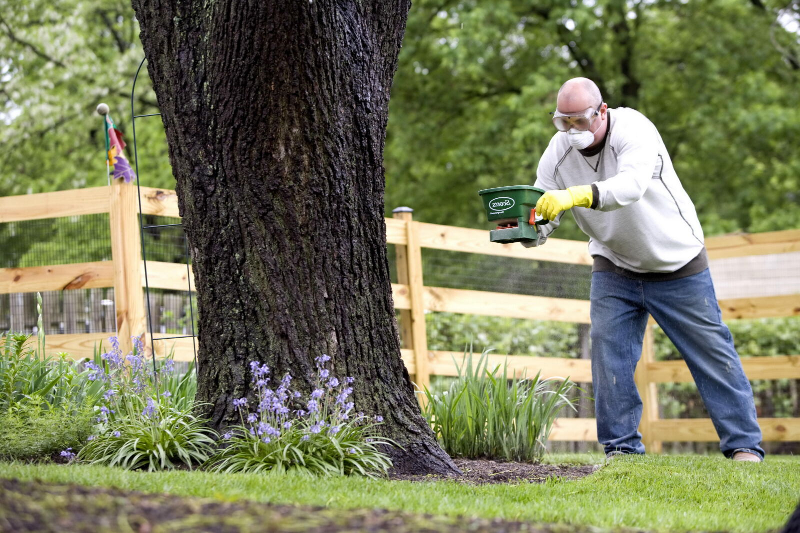 Canon EOS-1Ds Mark II sample photo. Man, applying, fertilizer, garden photography