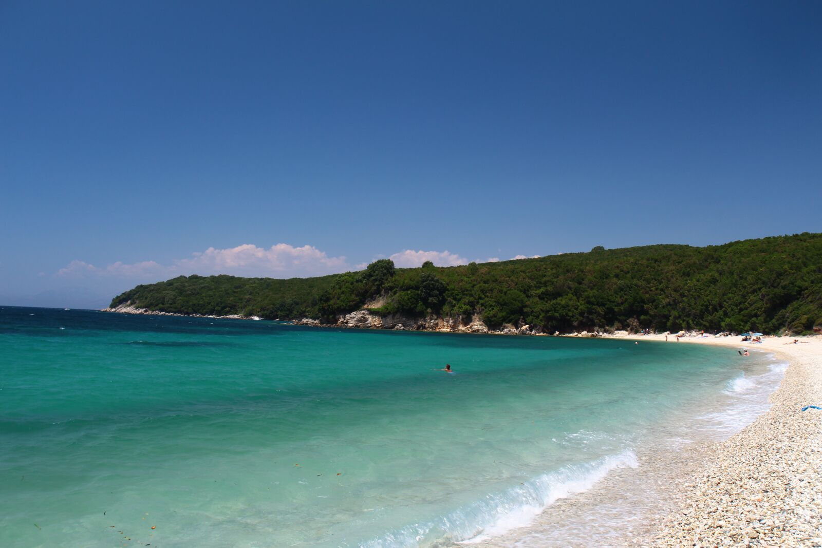 Canon EOS 700D (EOS Rebel T5i / EOS Kiss X7i) + Sigma 12-24mm f/4.5-5.6 EX DG ASPHERICAL HSM + 1.4x sample photo. Beach, summer, crystal water photography