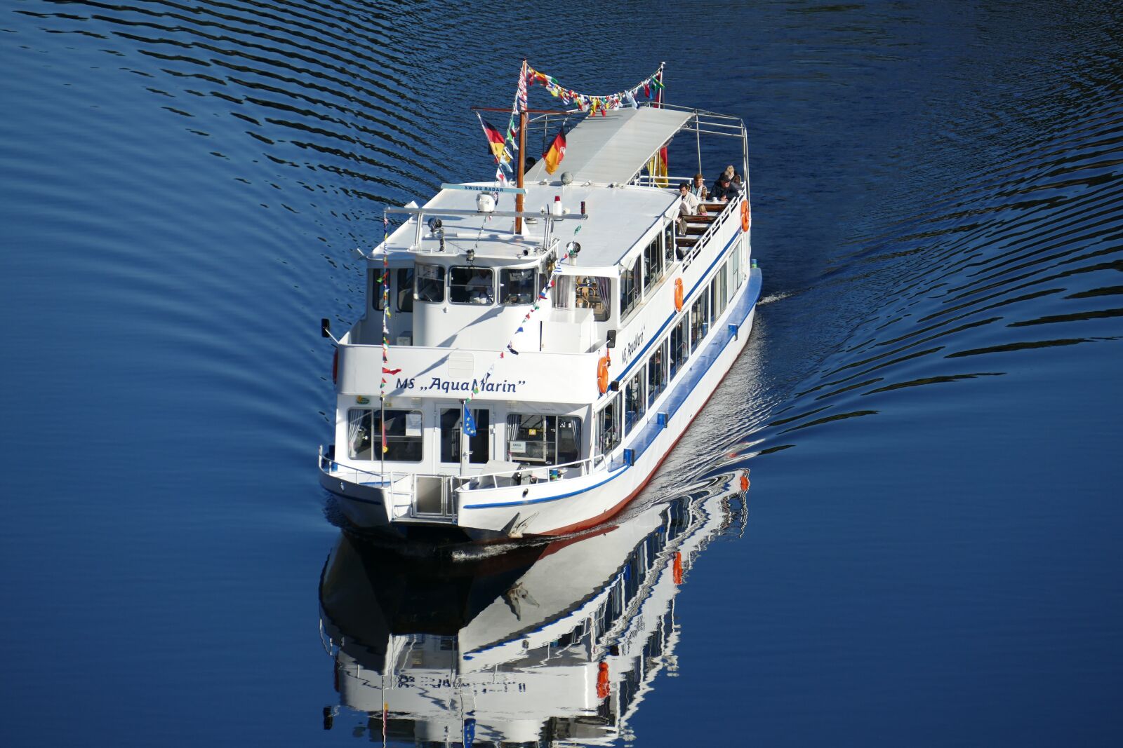 Panasonic Lumix DMC-FZ1000 sample photo. Tourist ship, oker, water photography