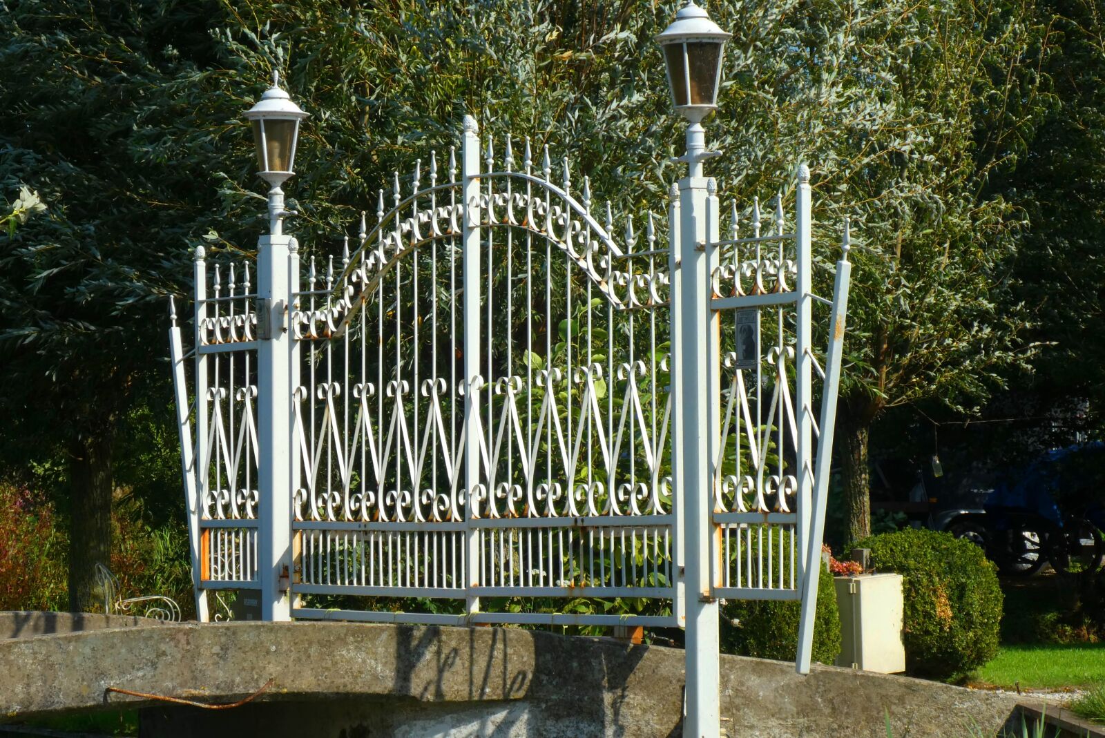 Panasonic Lumix DC-ZS70 (Lumix DC-TZ90) sample photo. Fence, forgings, closure photography
