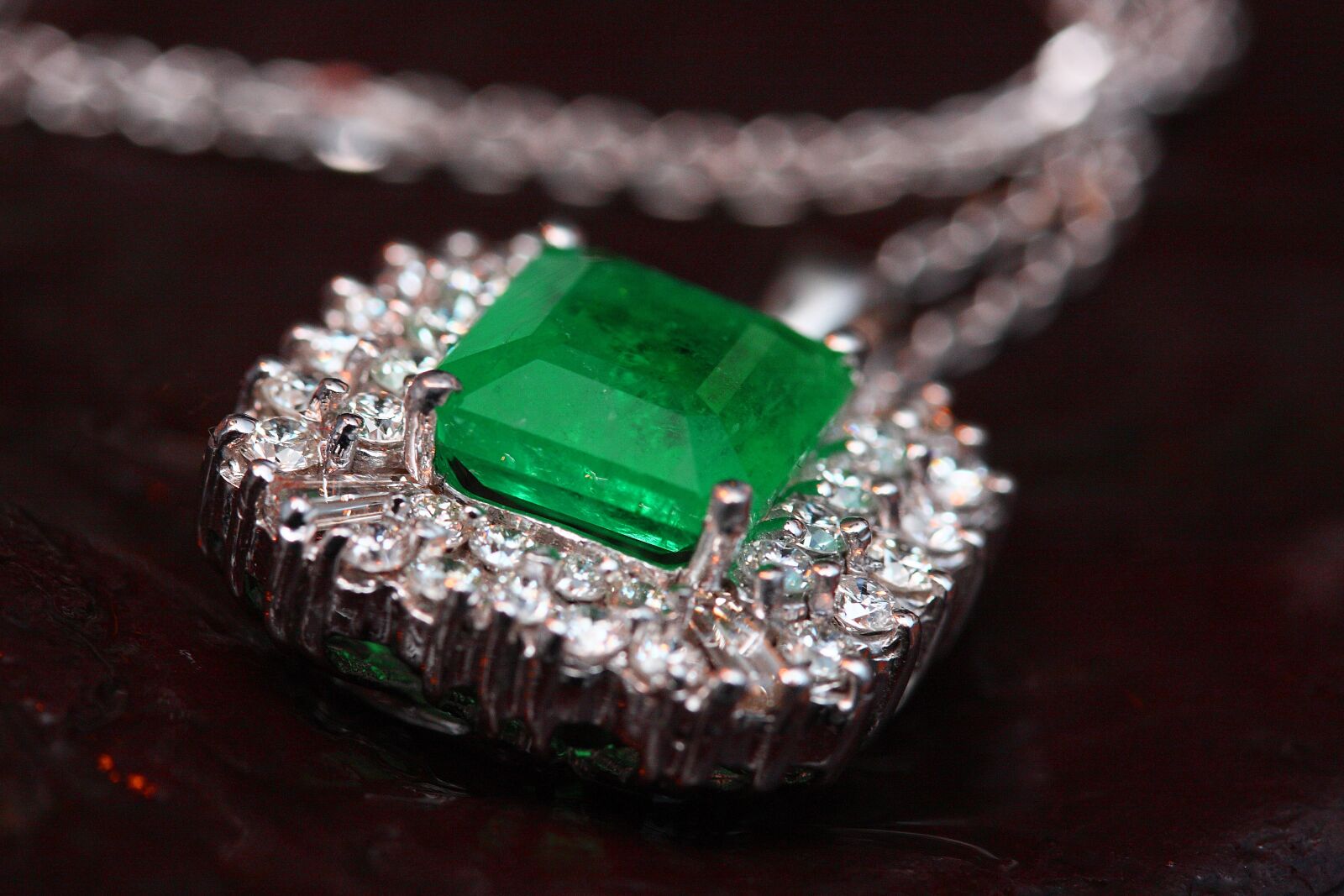 Canon EOS 40D sample photo. Jewelry, necklace, green photography