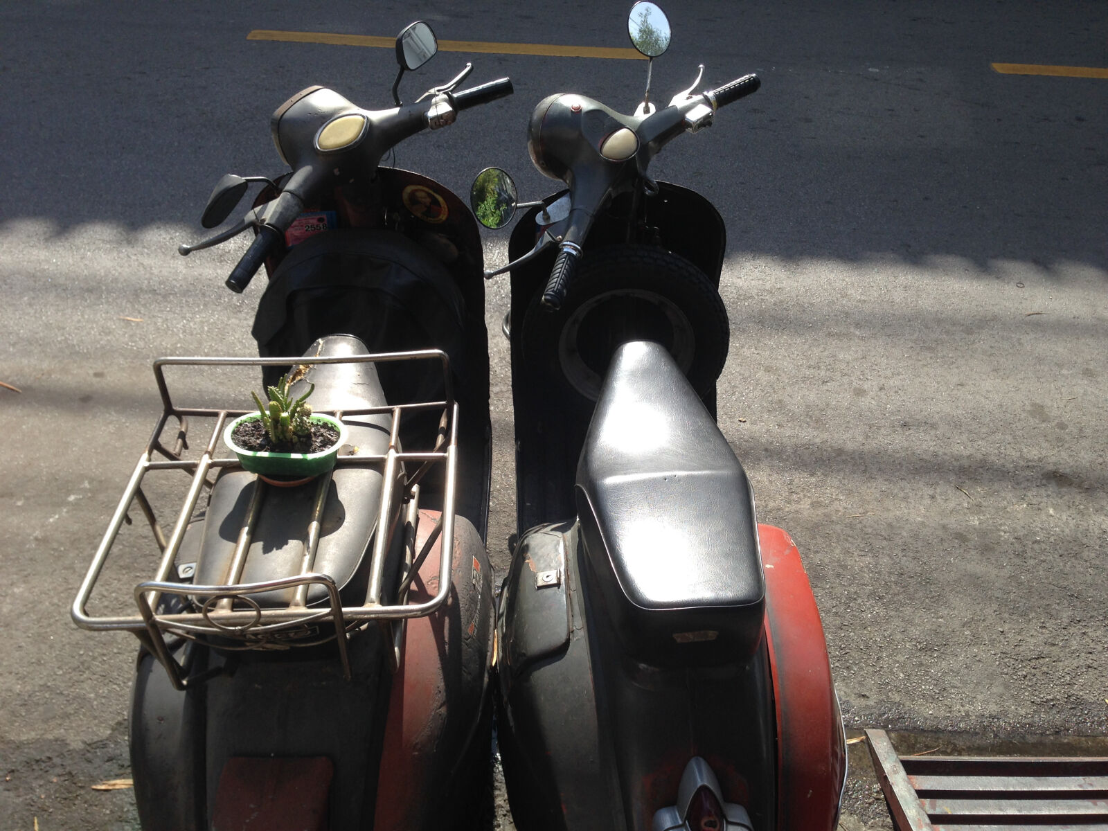 iPhone 5 back camera 4.12mm f/2.4 sample photo. Antique, arts, bangkok, classic photography