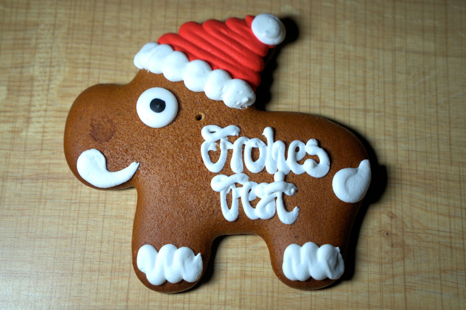 Sony a7 II + Sony Vario Tessar T* FE 24-70mm F4 ZA OSS sample photo. Gingerbread, moose, happy fixed photography