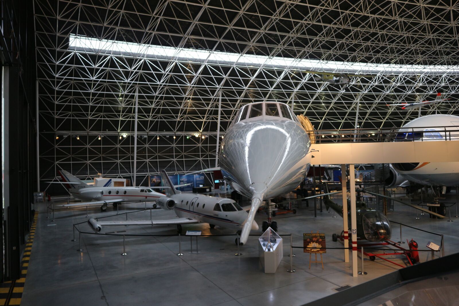 Canon EOS M10 sample photo. Concorde, supersonic, passenger plane photography