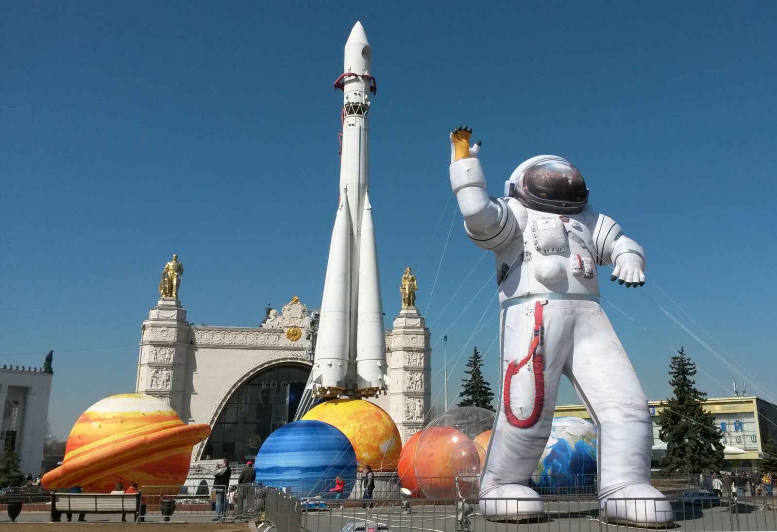 Samsung Galaxy S4 Mini sample photo. Cosmonaut, gagarin, moscow photography