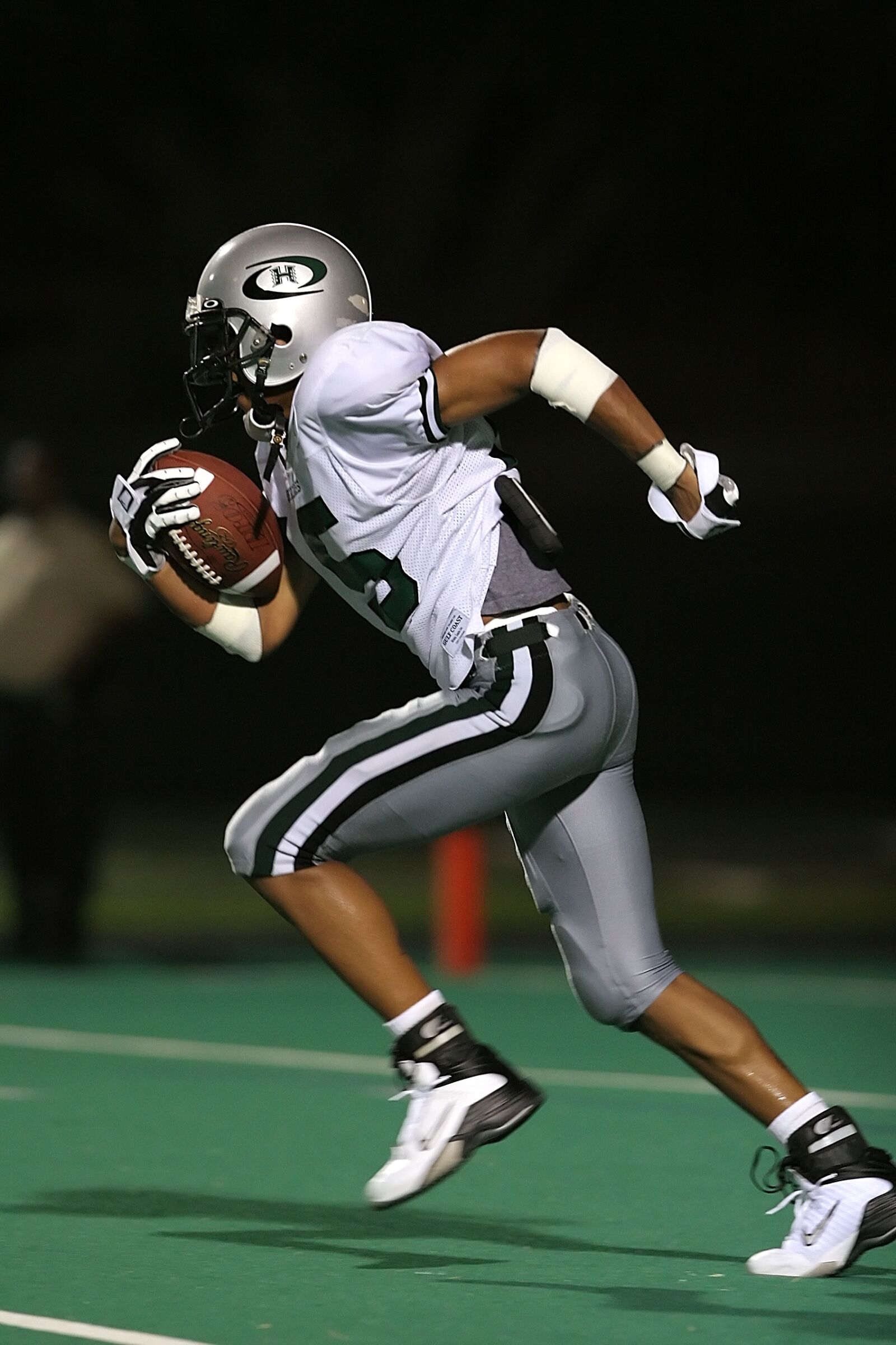 Canon EOS 20D sample photo. Football, american football, runner photography