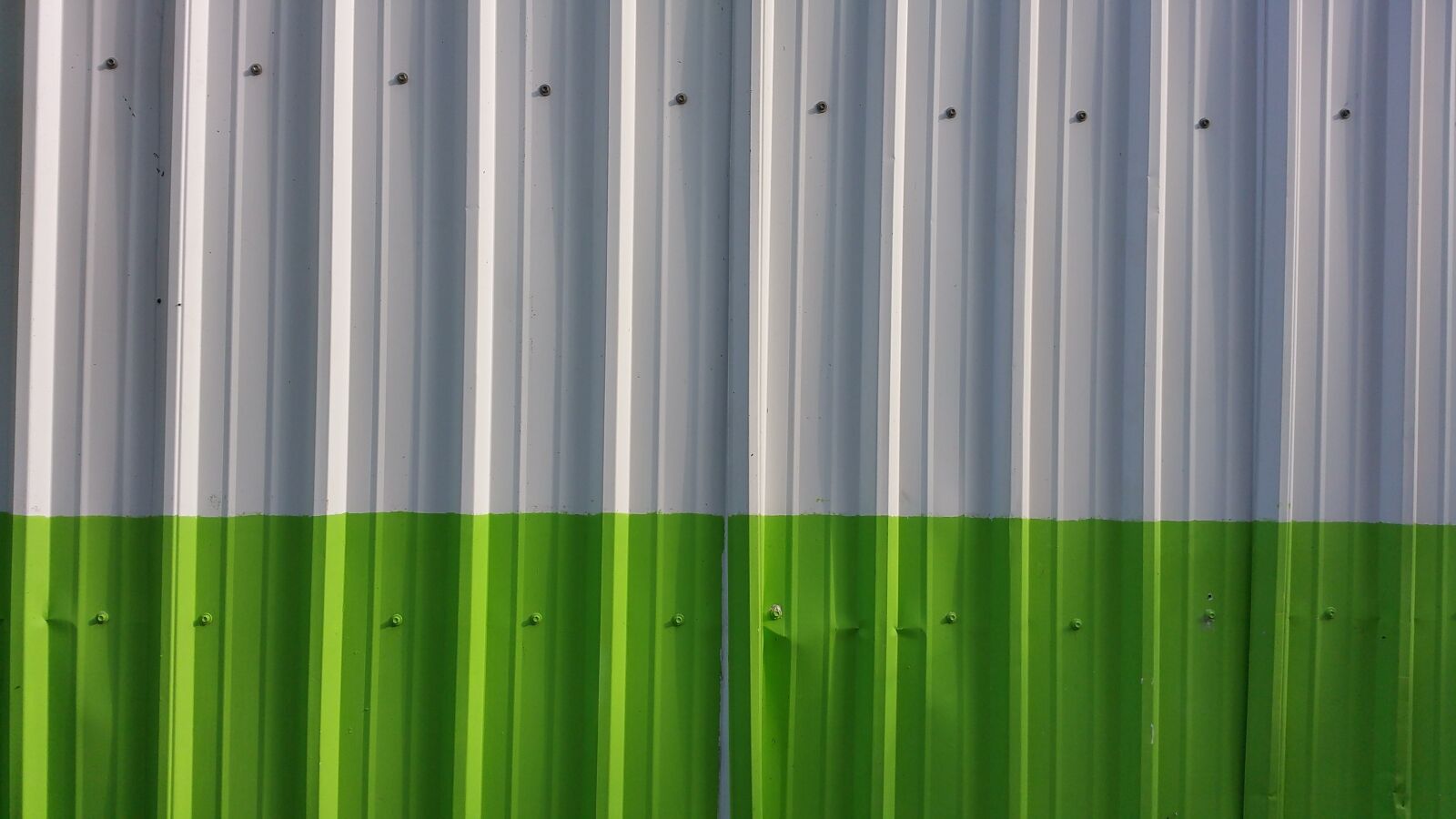 Samsung Galaxy Note4 sample photo. Background, metal, green photography