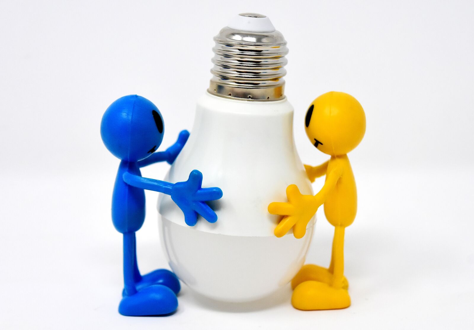 Nikon D7200 sample photo. Energiesparlampe, led, figures photography
