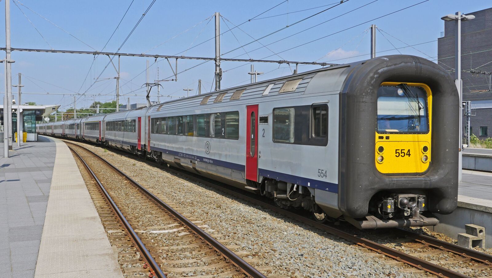 Panasonic Lumix DMC-GX8 sample photo. Bruges hbf, regional traffic photography