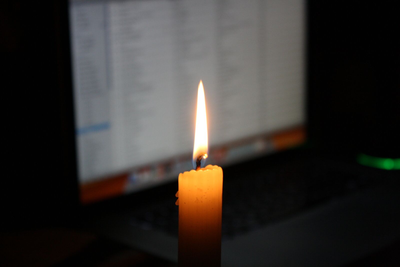 Canon EOS 1000D (EOS Digital Rebel XS / EOS Kiss F) sample photo. Candle, laptop, computer photography