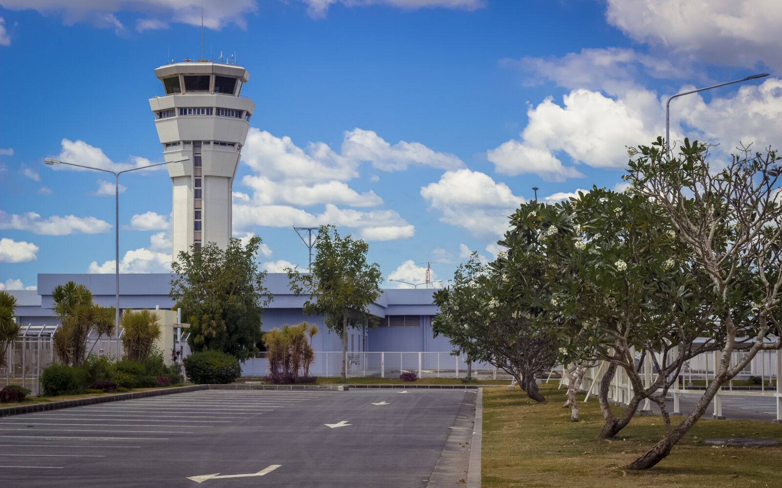 Canon EOS 600D (Rebel EOS T3i / EOS Kiss X5) + Canon EF 50mm F1.8 II sample photo. Airport, iloilo, path photography