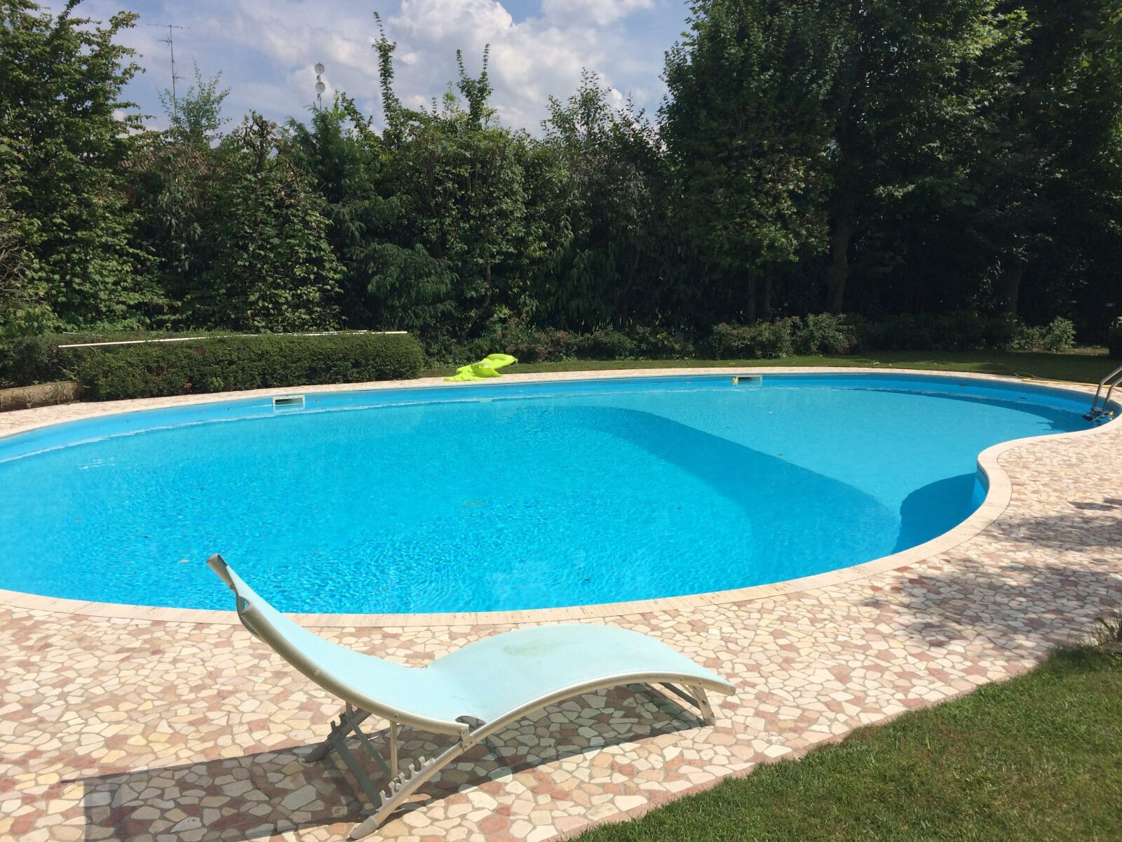 iPhone 5s back camera 4.15mm f/2.2 sample photo. Pool, relax photography
