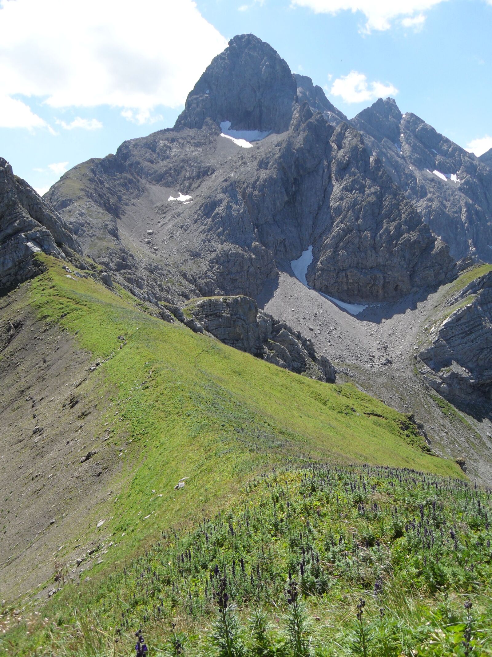 Samsung PL70 / VLUU PL70 /  SL720 sample photo. Mountains, ridge trail, view photography