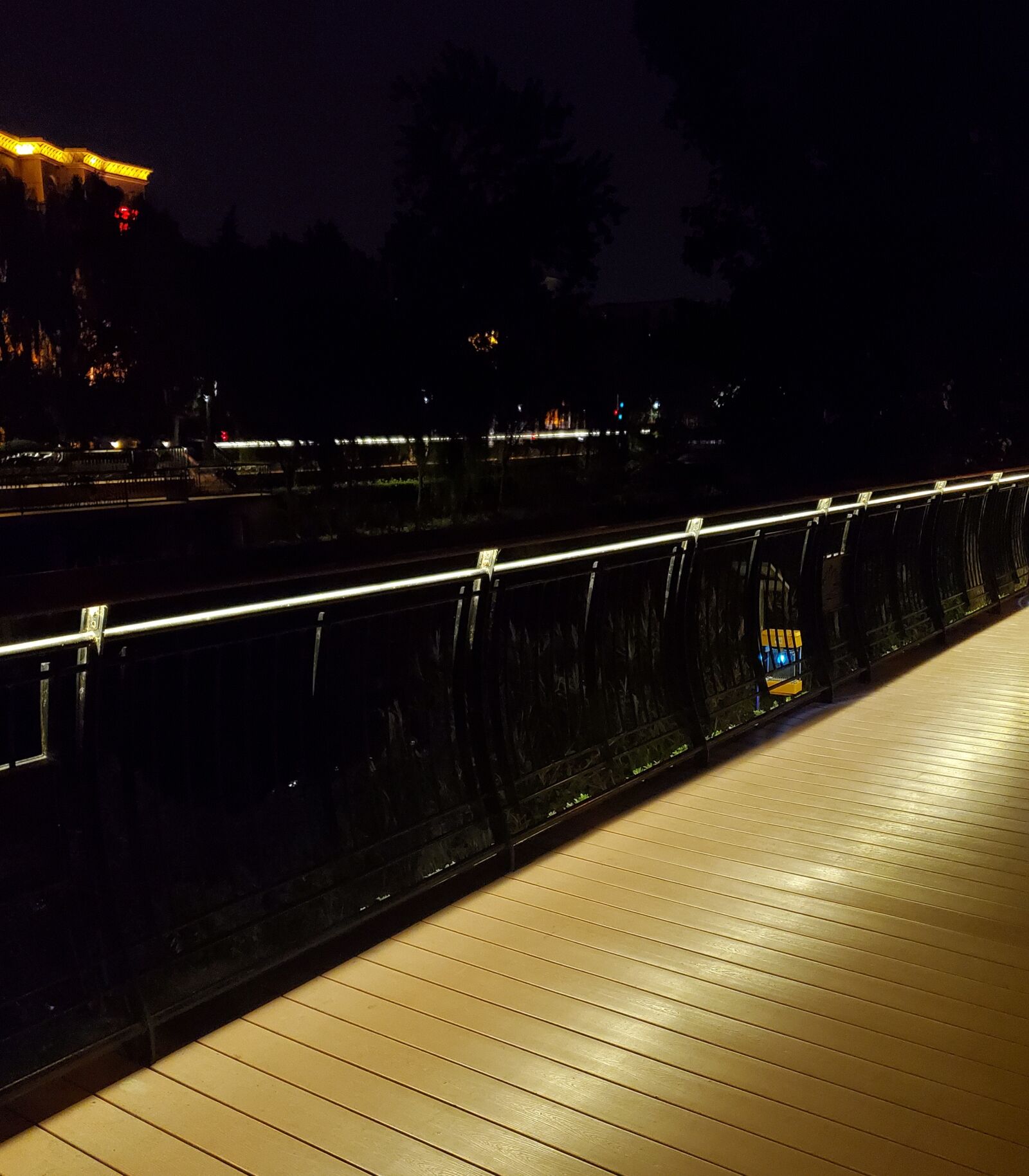 Samsung Galaxy S10 sample photo. River banks, night, light photography