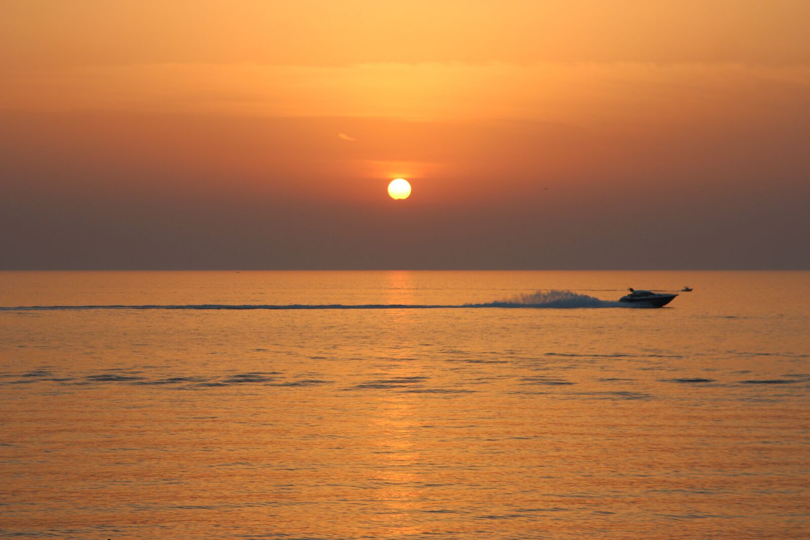 Canon EOS 600D (Rebel EOS T3i / EOS Kiss X5) sample photo. Sunset, boat, speedboat photography
