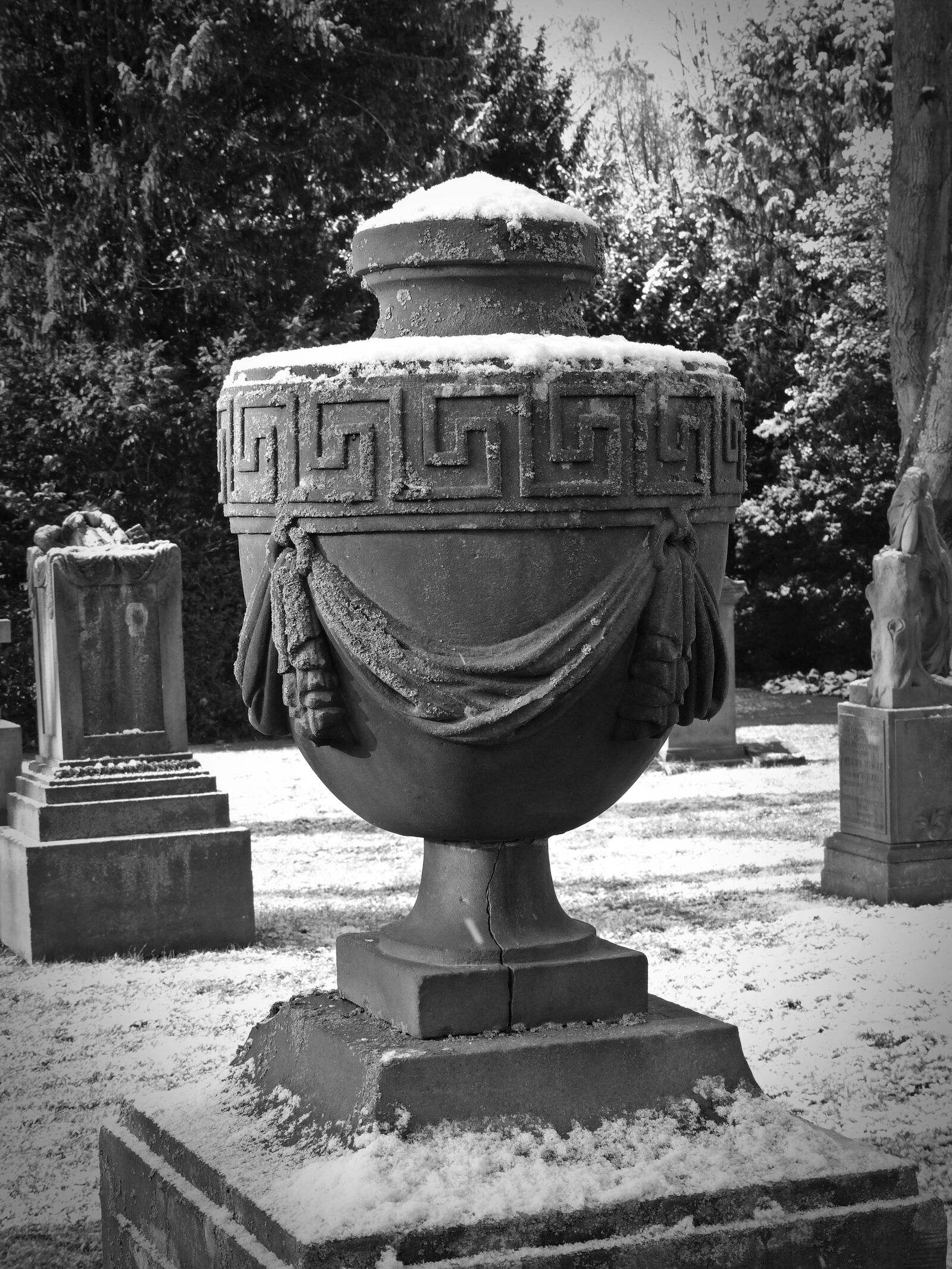 Panasonic Lumix DMC-FZ200 sample photo. Tombstone, old, cemetery photography