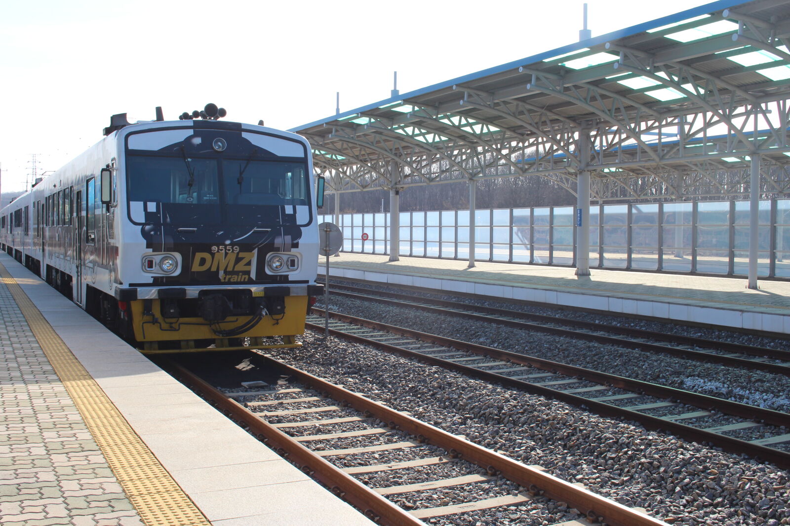 Canon EOS 700D (EOS Rebel T5i / EOS Kiss X7i) sample photo. Dmz, train, train, station photography