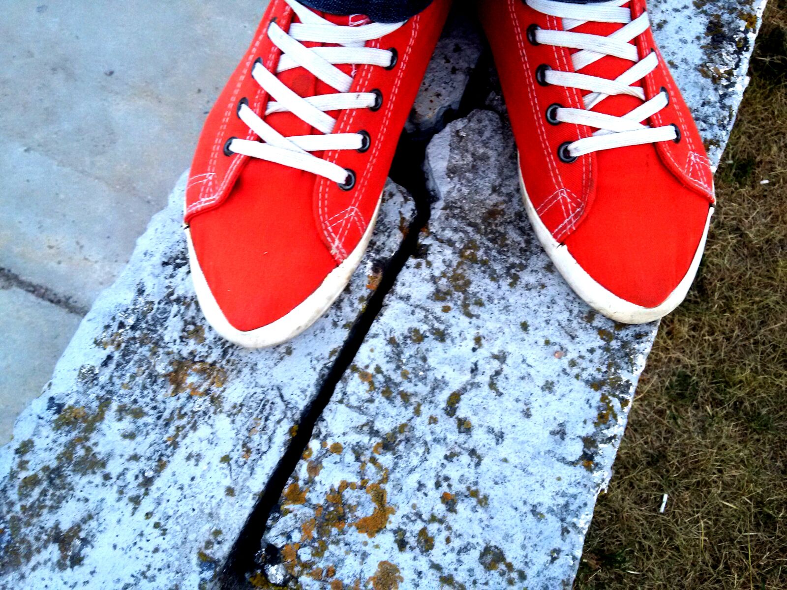 Samsung Galaxy S5 Mini sample photo. Closeup, red, sneakers photography