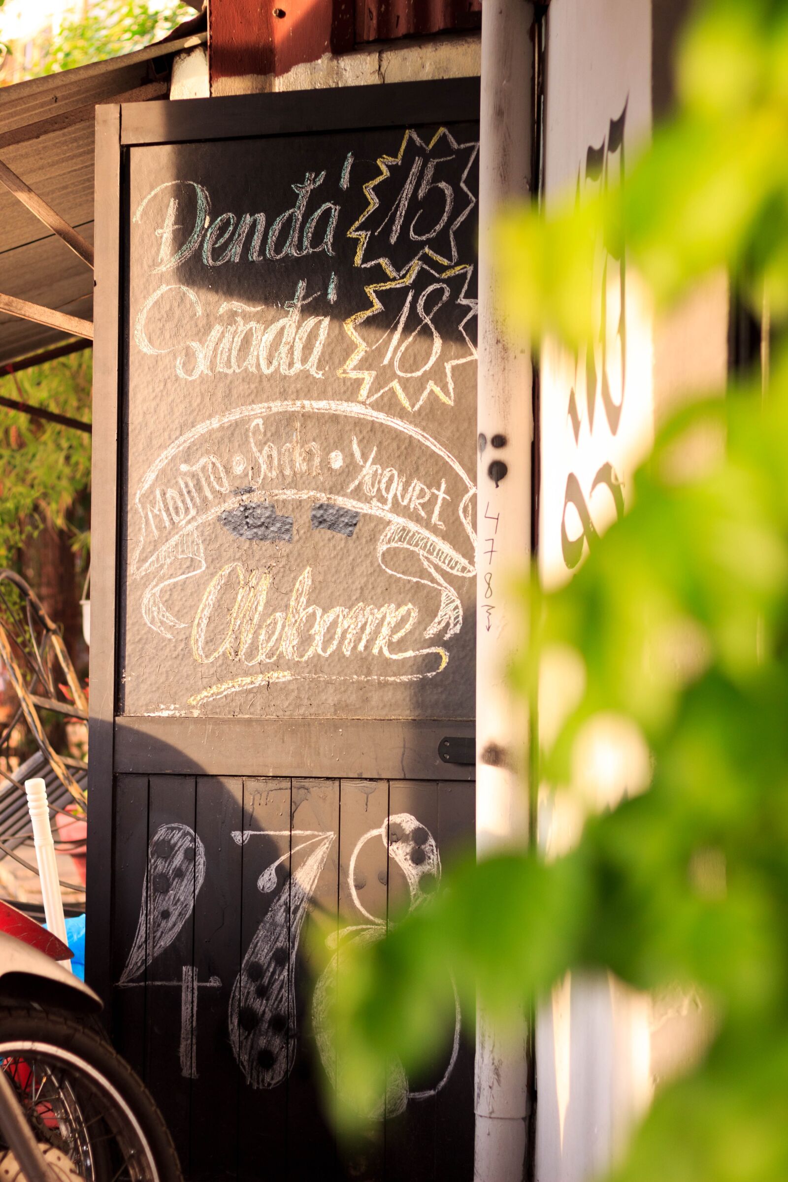 Canon EOS 600D (Rebel EOS T3i / EOS Kiss X5) + Canon EF 50mm F1.8 STM sample photo. Door, coffee shop, sunny photography