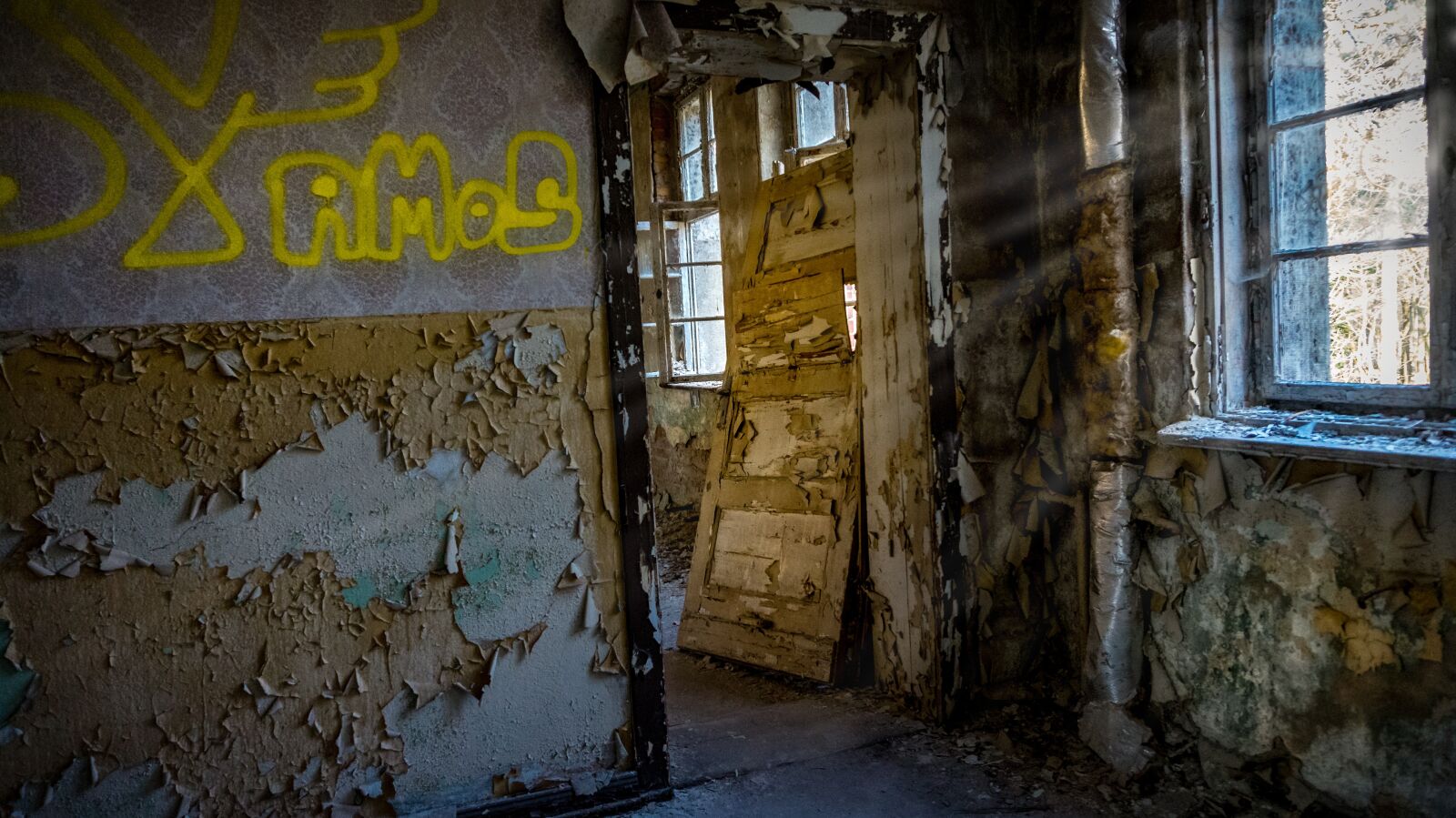 Sony Alpha a5000 (ILCE 5000) sample photo. Abandoned, old, window photography