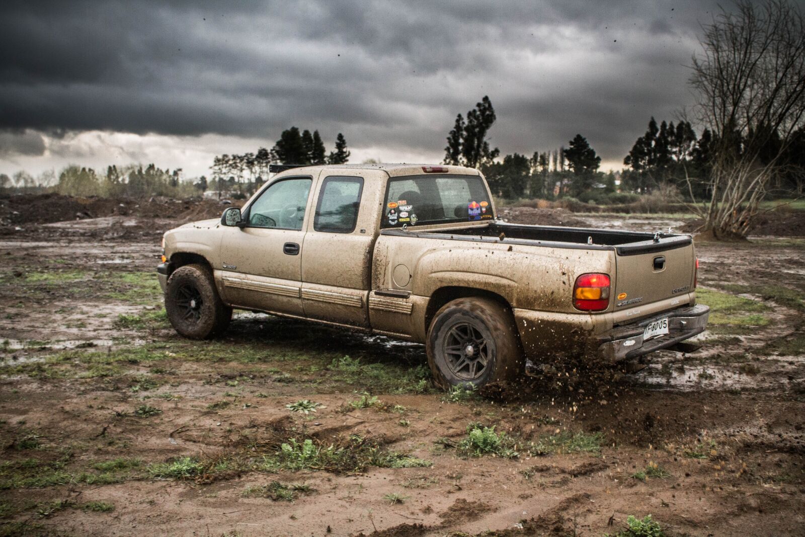 Canon EOS 1100D (EOS Rebel T3 / EOS Kiss X50) sample photo. Silverado, 4 x 4, mud photography