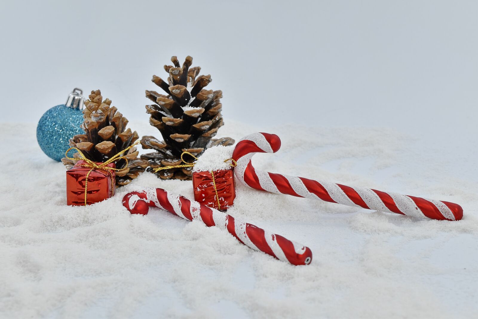 Nikon D5500 sample photo. Christmas, gifts, snowflakes, snow photography
