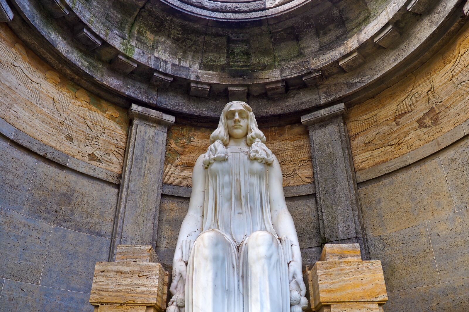 Olympus OM-D E-M10 sample photo. Grave, tomb, cemetery photography