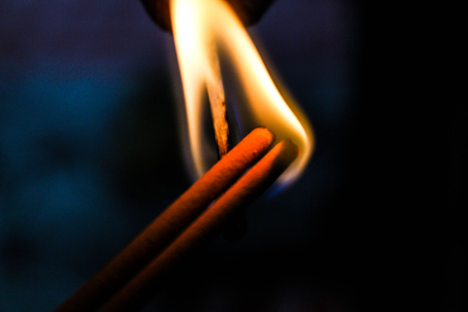 Canon EOS 1300D (EOS Rebel T6 / EOS Kiss X80) sample photo. Burn, candle, desktop, backgrounds photography
