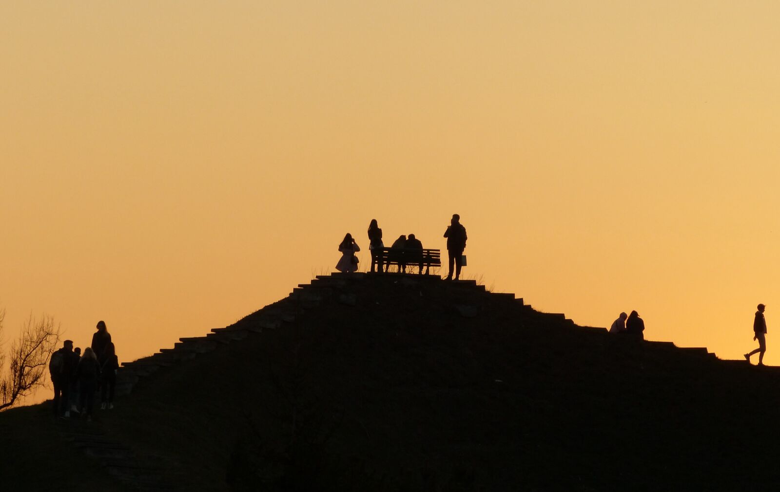 Panasonic Lumix DMC-FZ200 sample photo. Sunset, sky, people photography