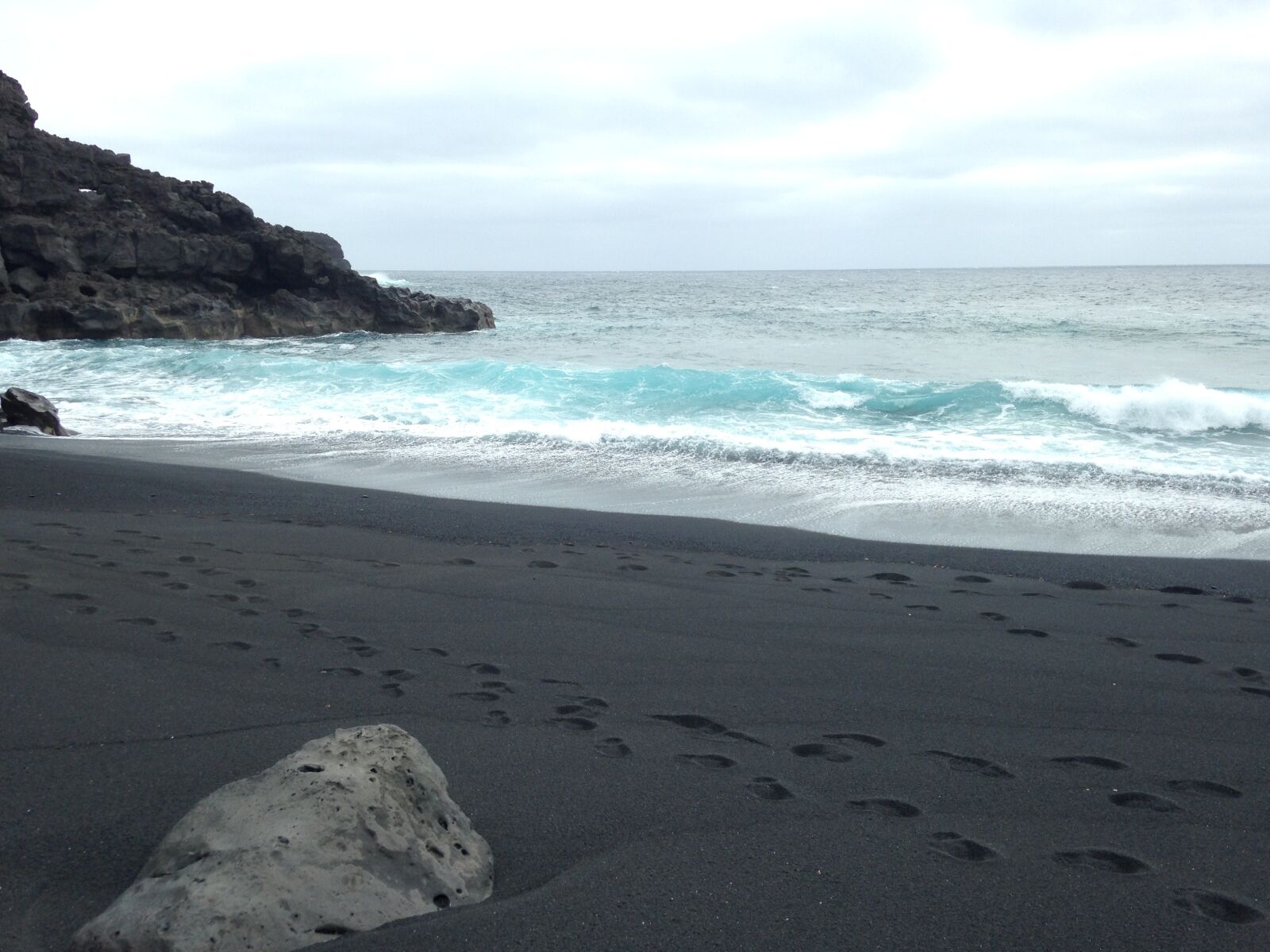 iPhone 5 back camera 4.12mm f/2.4 sample photo. Lava, beach, black photography