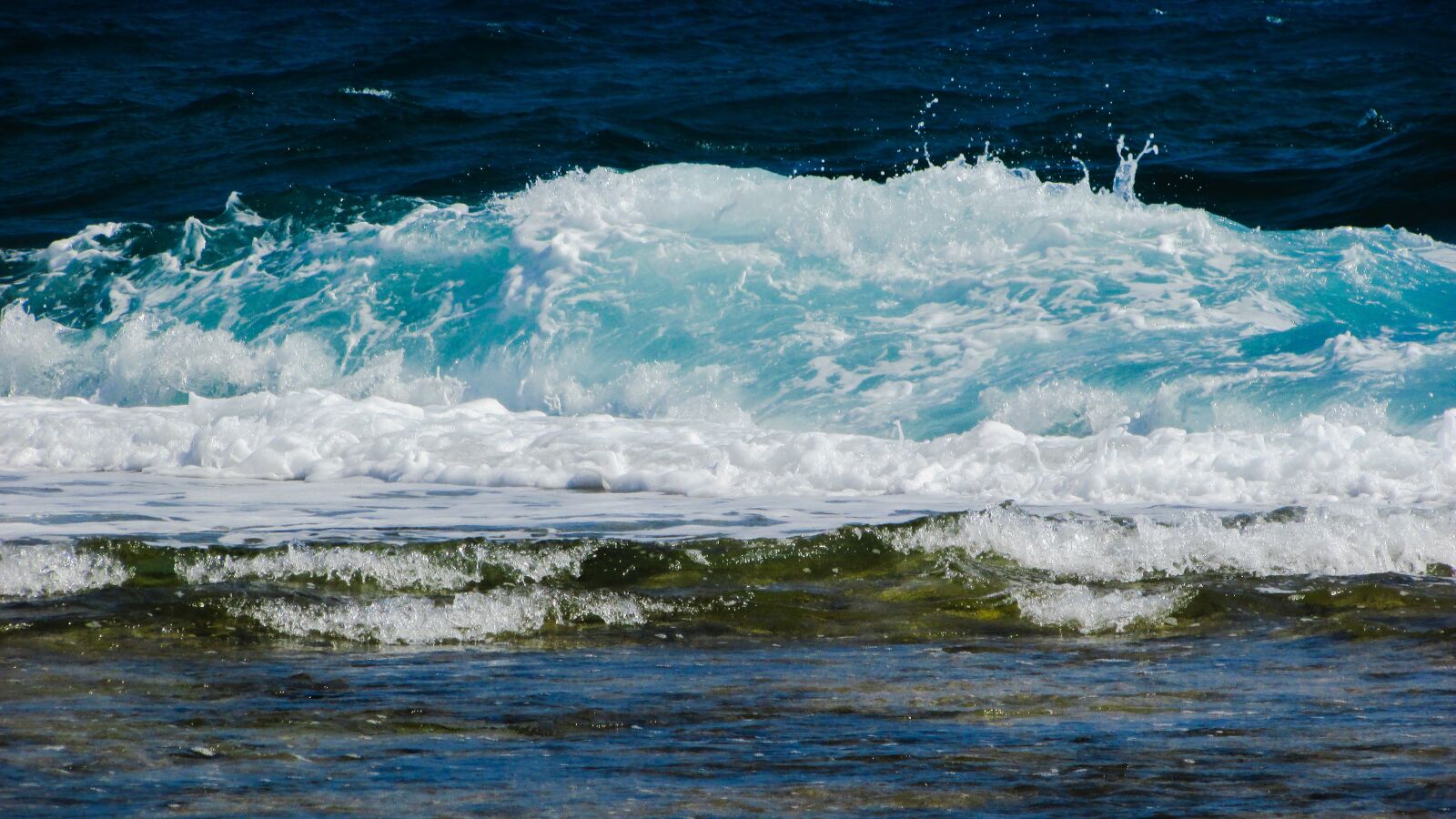Canon PowerShot SX400 IS sample photo. Wave, smashing, sea photography