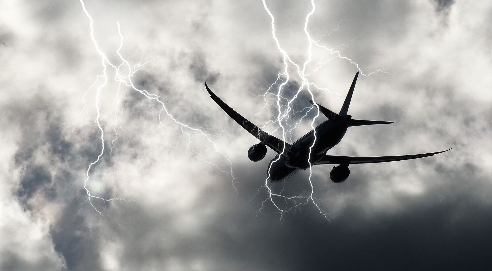 Panasonic Lumix DMC-FZ200 sample photo. Storm, lightning, aircraft photography