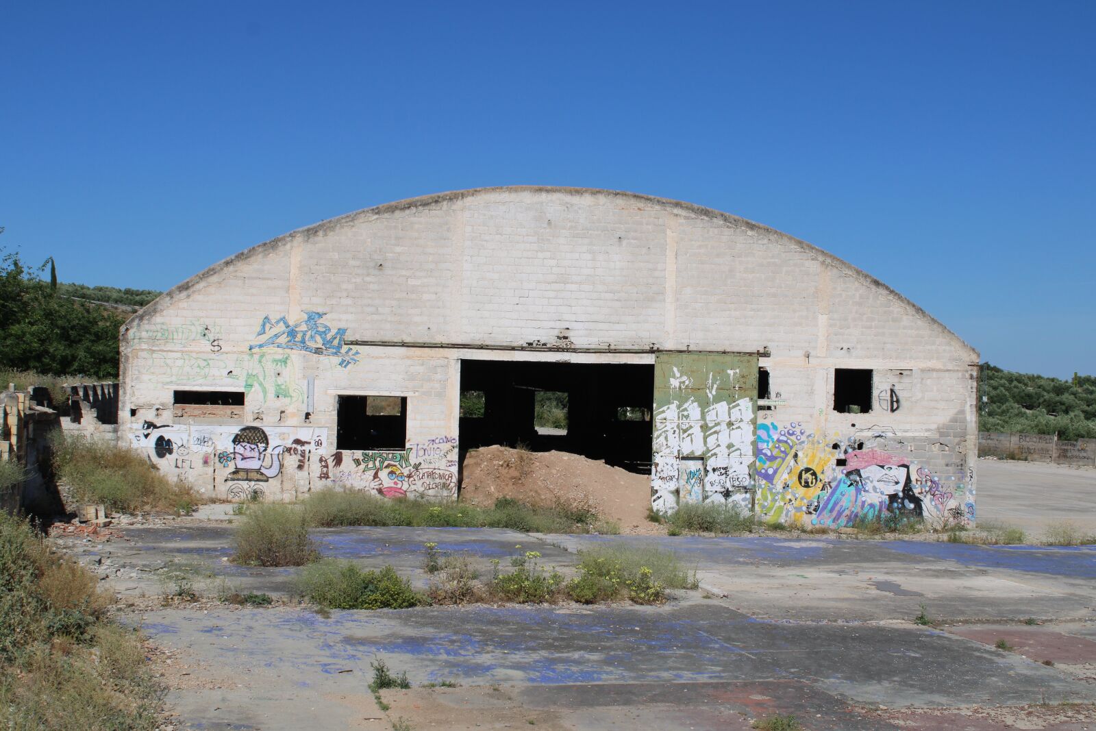 Canon EOS 2000D (EOS Rebel T7 / EOS Kiss X90 / EOS 1500D) sample photo. Shop, railway, martos photography