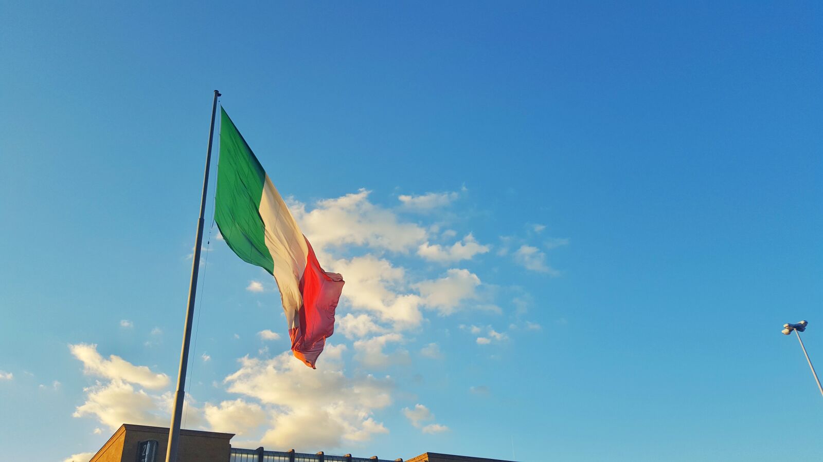 Samsung Galaxy S6 sample photo. Italy, sky, flag photography